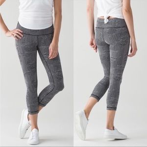 Lululemon Wunder Under Crop III Leggings in Maze Jacquard White Black SZ 2 EUC